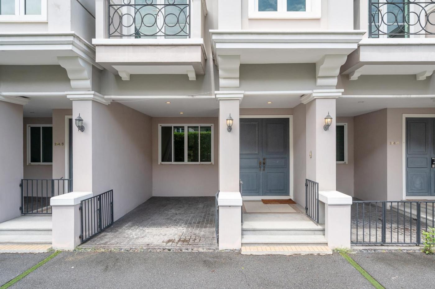 วิลล่า Miq_home404/asok Bts/resort Pool/10pax/1000mbwifi *